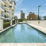3 Bedroom Top Floor Beachfront Apartment In Surfers Paradise - Q Stay