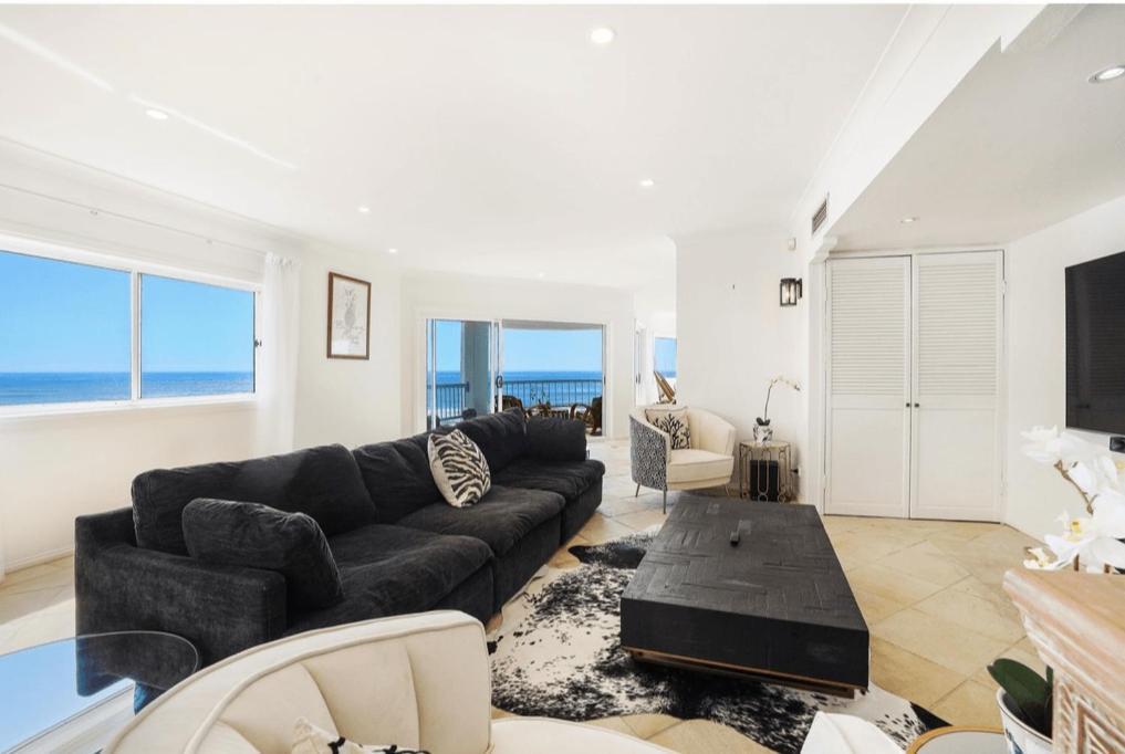 3 Bedroom Floor Beachfront In Surfers Paradise - Q