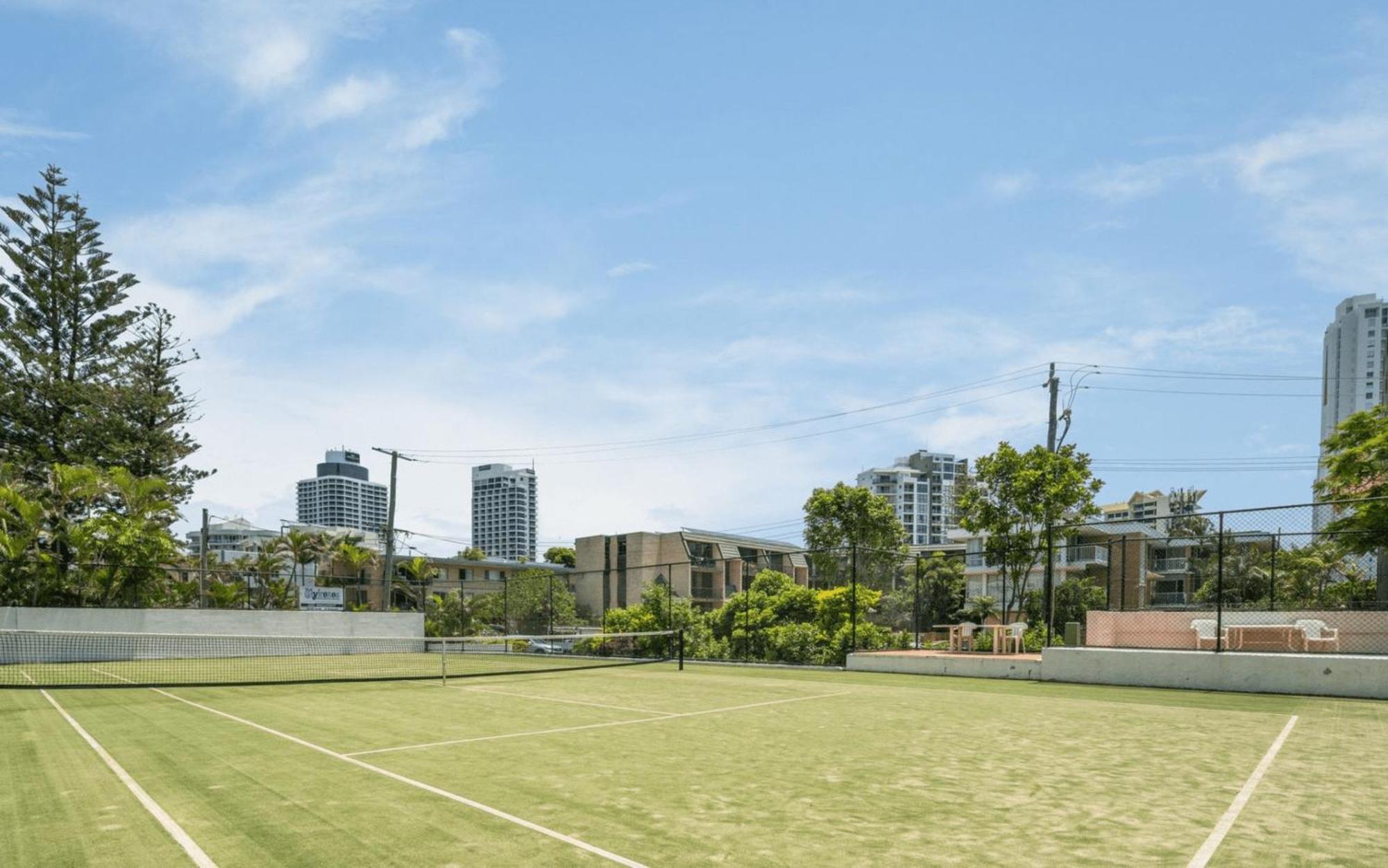 3 Bedroom Floor Beachfront In Surfers Paradise - Q * Gold Coast